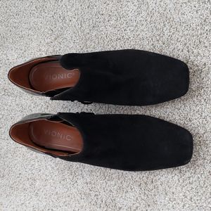 Women's Vionic Linda Heel Shootie Black Suede/Patent leather size 7.5 ankle boot